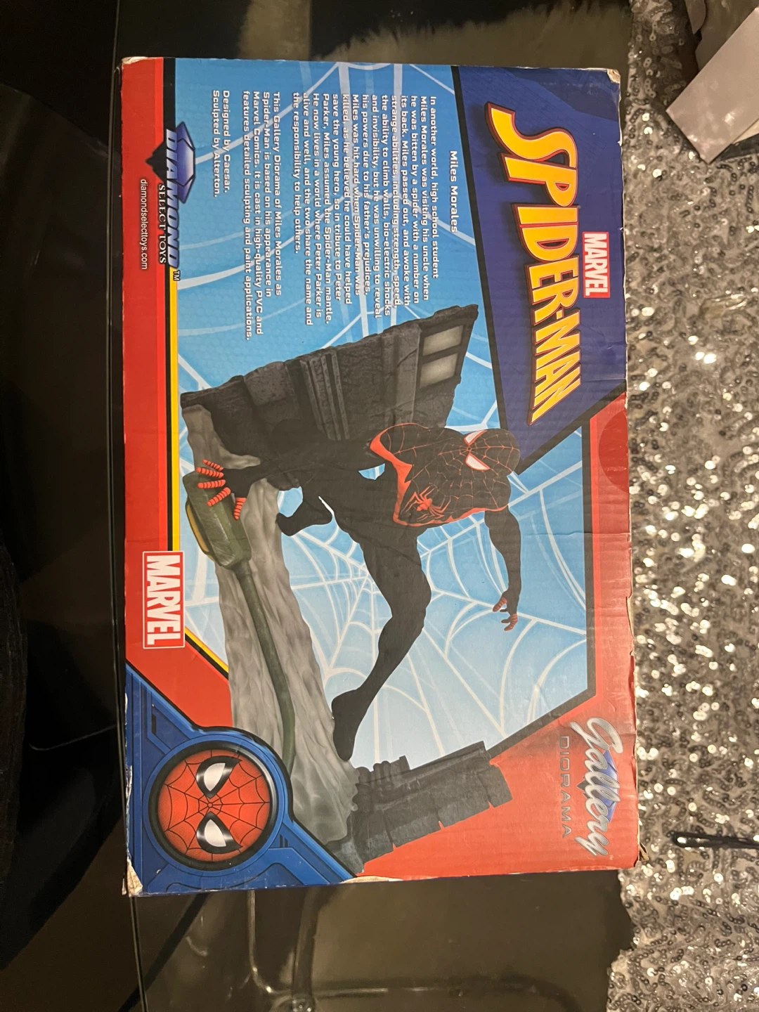 Diamond Select Toys Marvel Miles Morales Gallery Diorama - photo 4