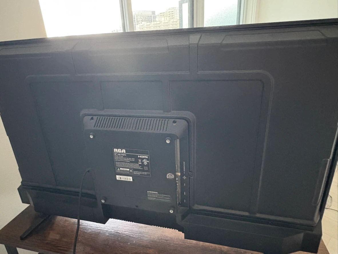 RCA 42" LED TV in good condition - photo 2