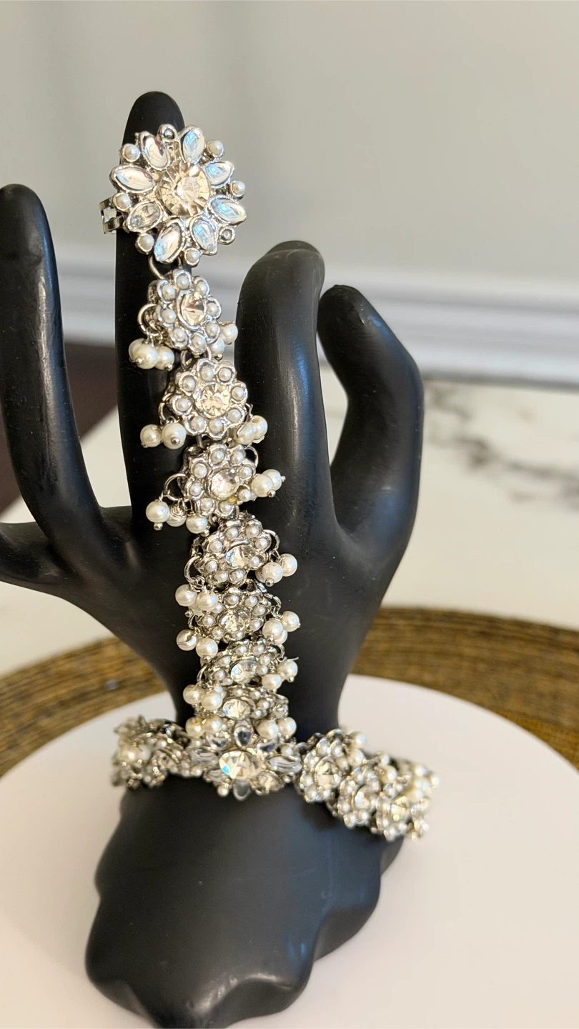 Silver-Tone Rhinestone and Pearl Hand Harness - photo 2