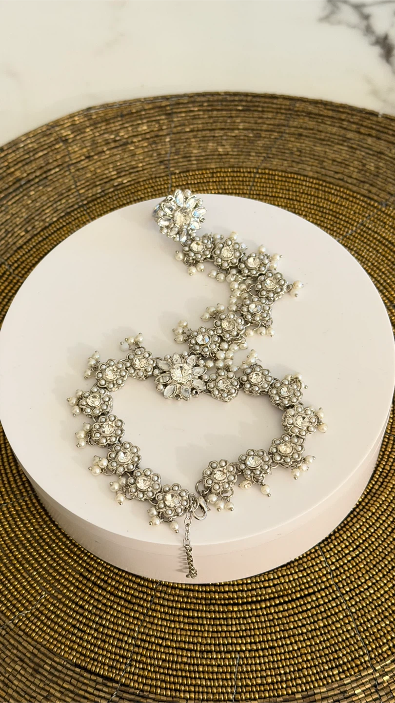 Silver-Tone Rhinestone and Pearl Hand Harness - photo 4