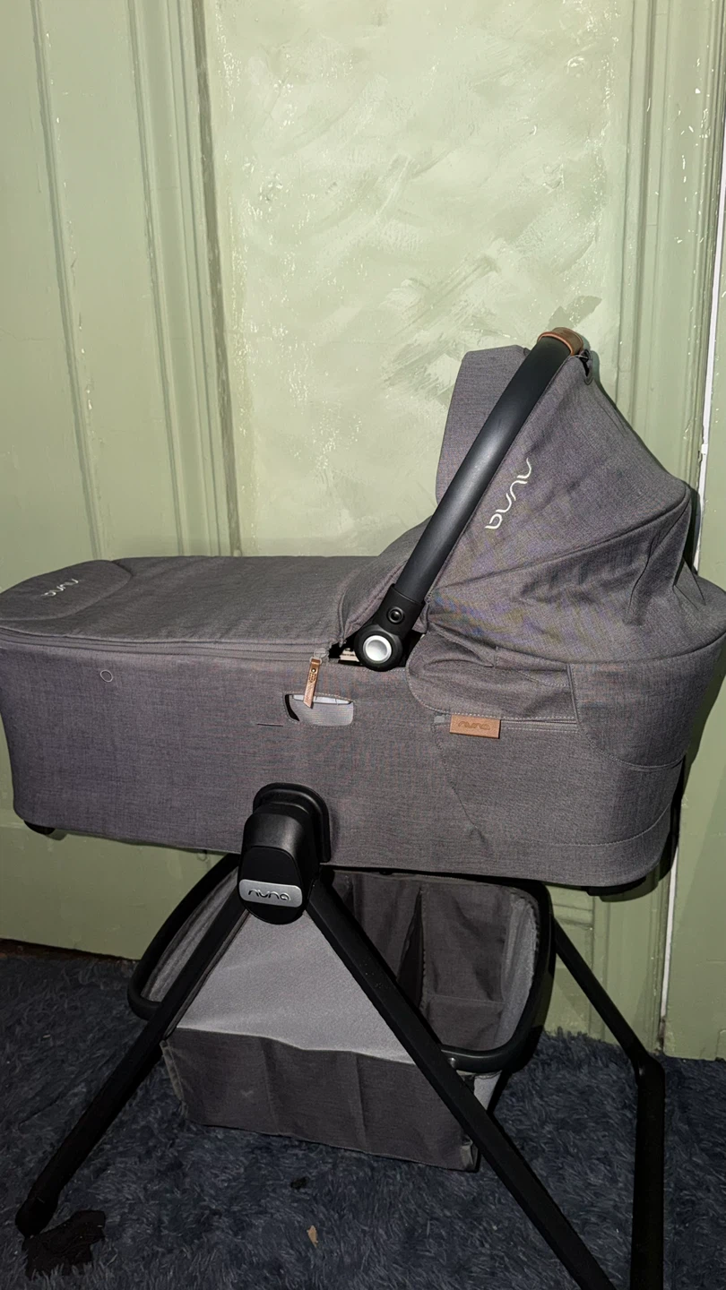 Nuna Demi Series Bassinet and Stand - photo 2