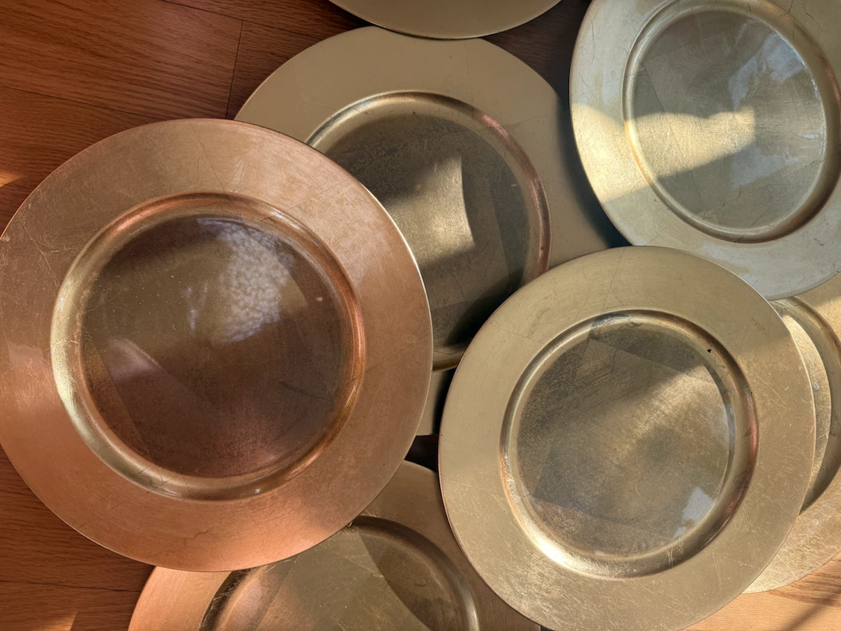 Set of 8 Gold Charger Plates - photo 3