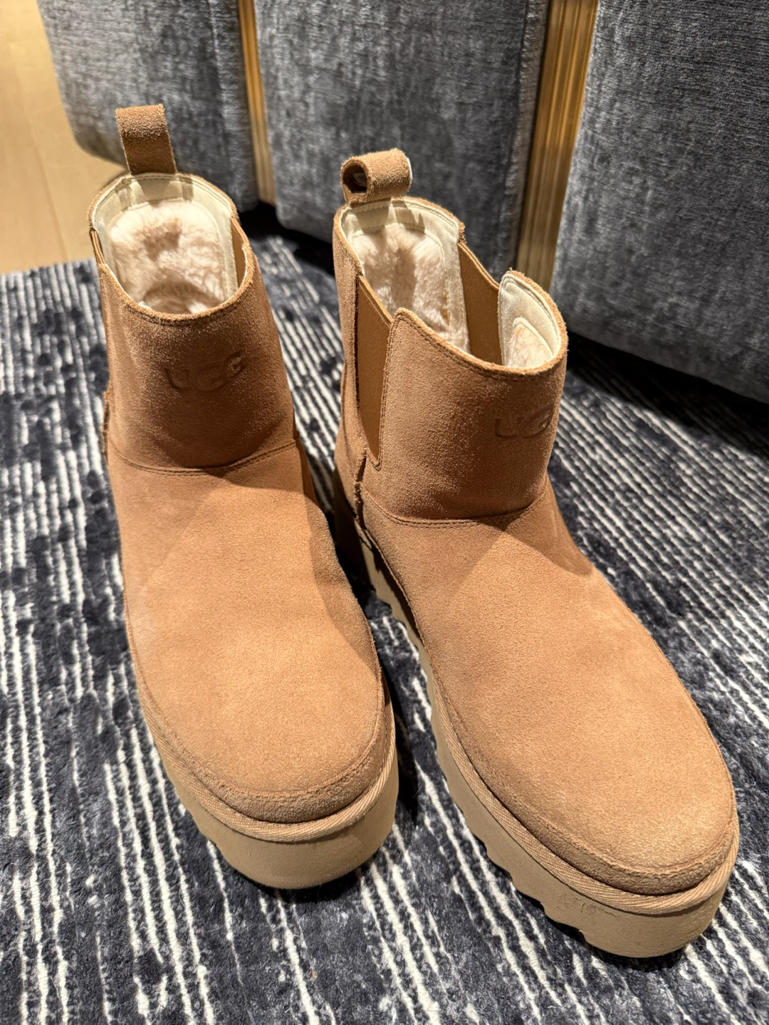 UGG S/N 1158051 Chelsea Boots Size 9