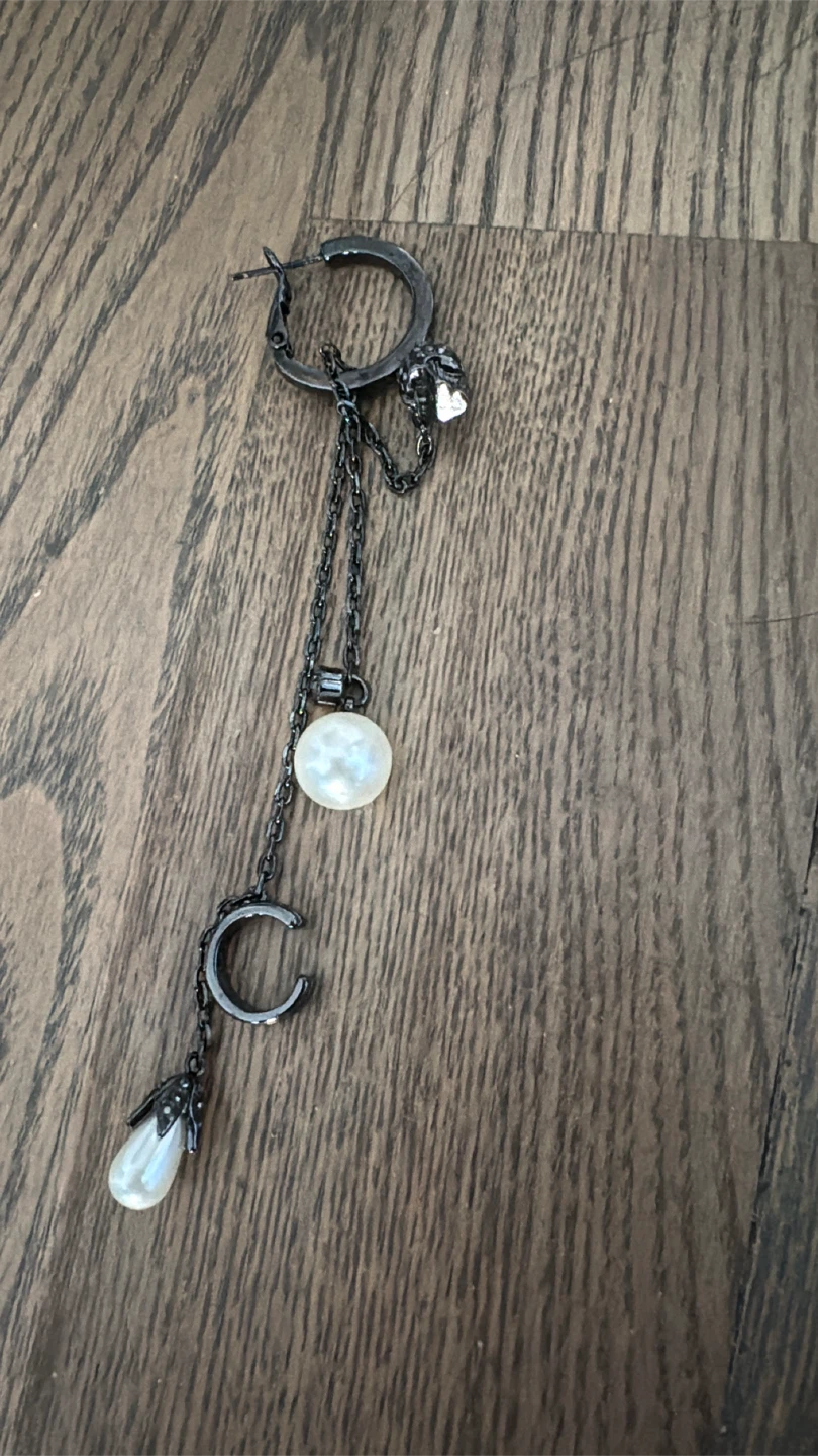 Alexander McQueen Single black Pearl Dangle Earring - photo 2