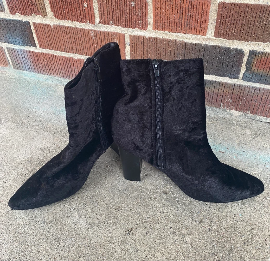 Revamped by Sirens Black Velvet Ankle Boots, Size 8 - photo 3
