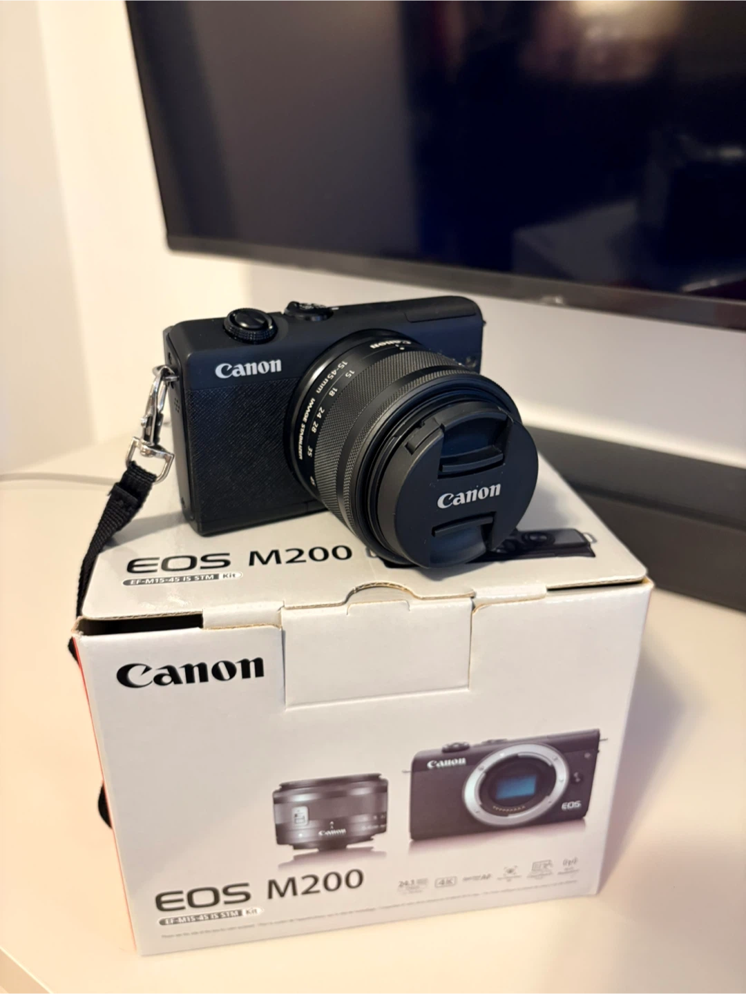 Canon EOS M200 with EF-M 15-45mm Lens (Like New)
