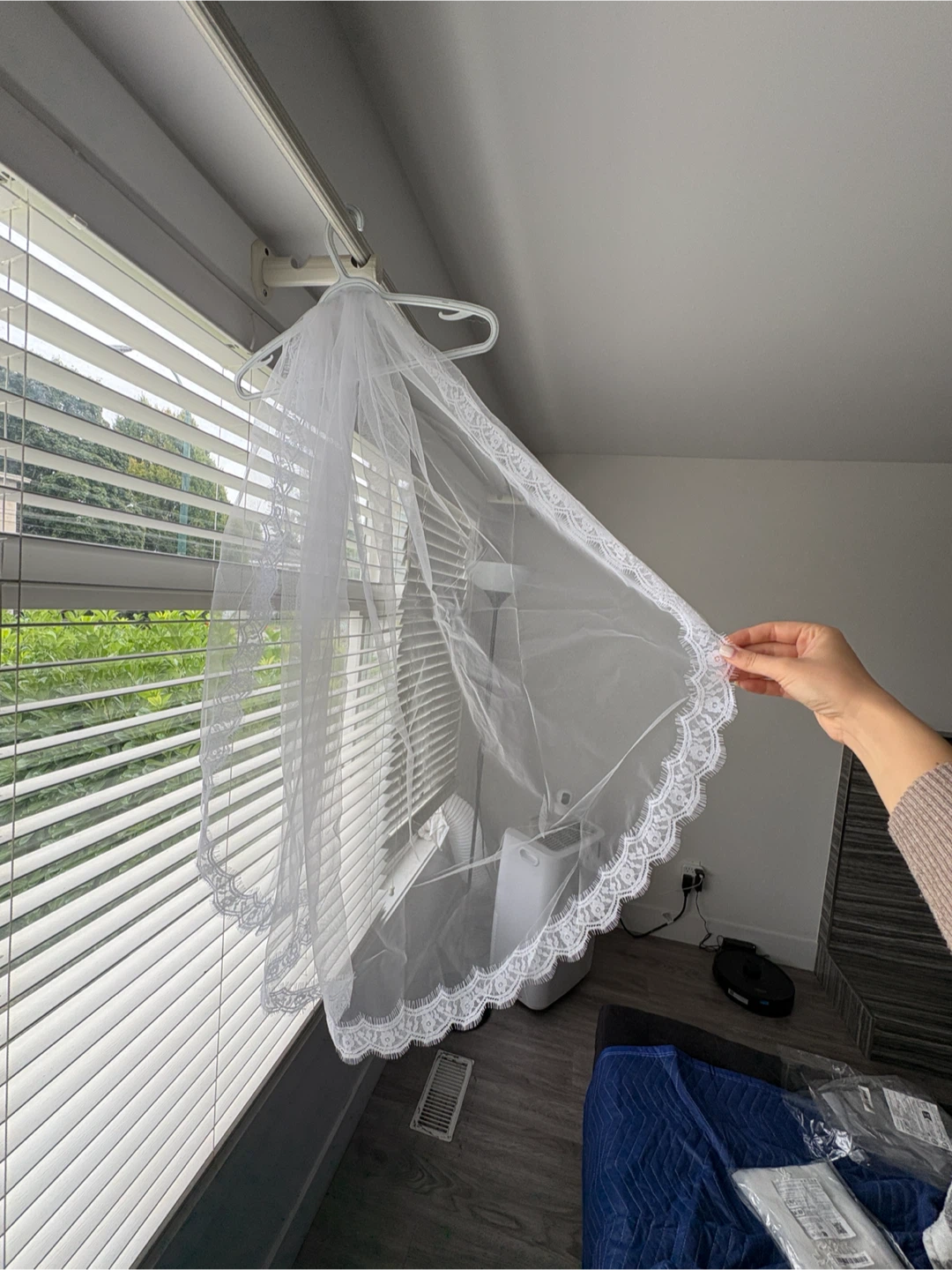 White lace trim wedding veil - photo 2