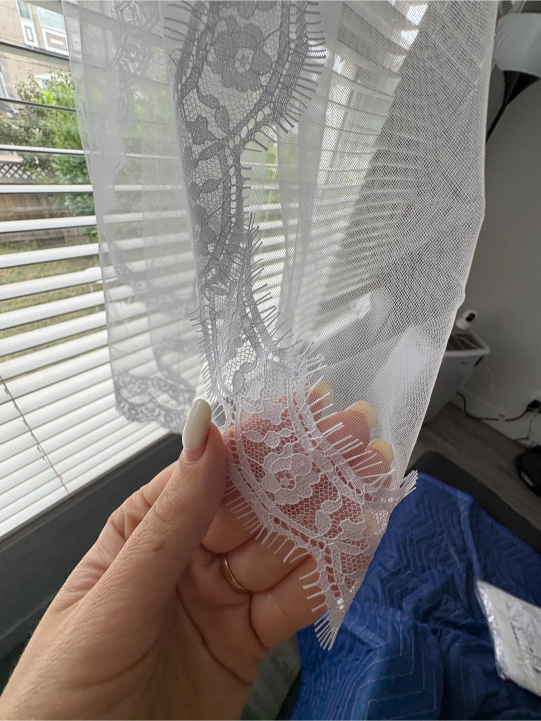 White lace trim wedding veil - photo 3