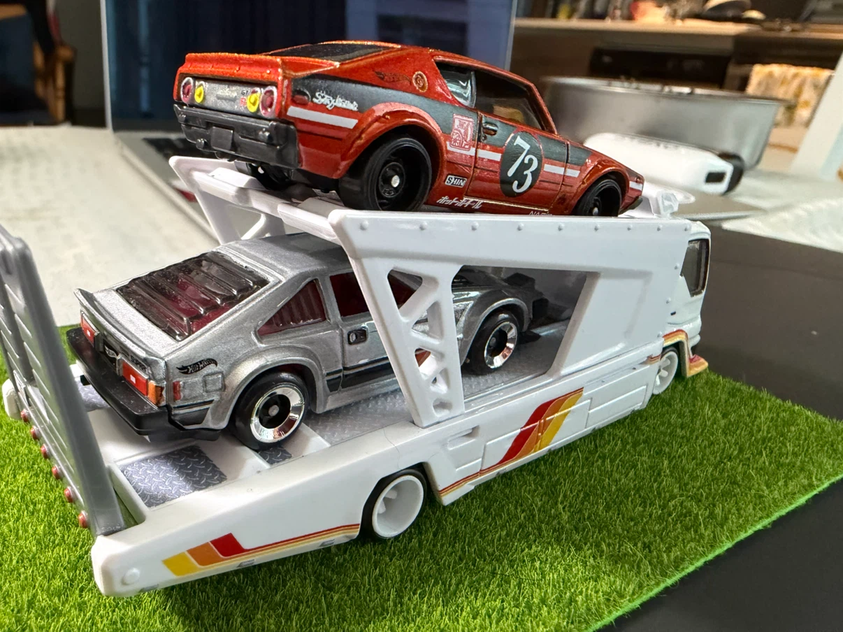 Hot Wheels Fleet Flyer and Nissan Skyline HT 2000GT-X