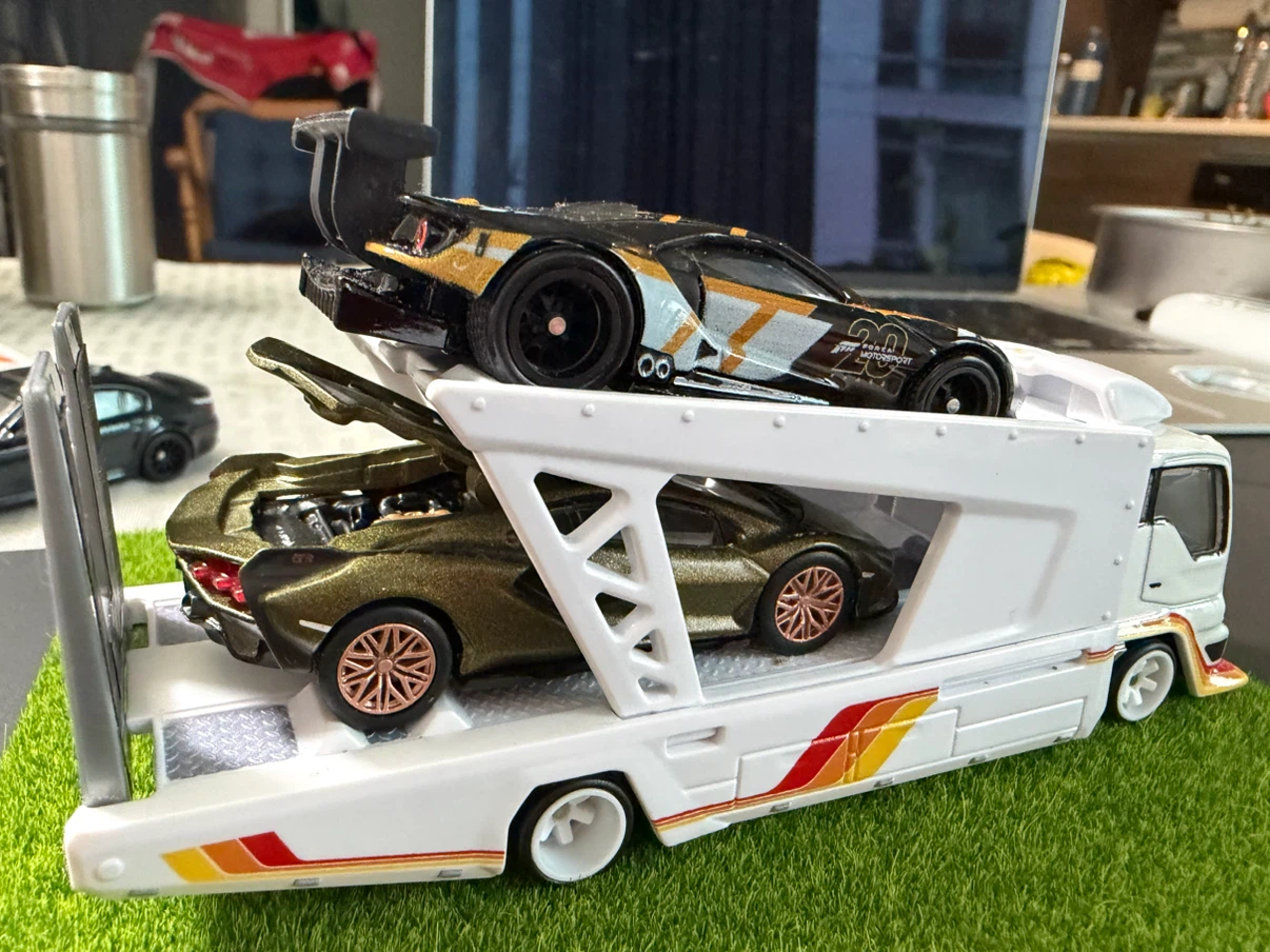 Hot Wheels Fleet Flyer and Car Set