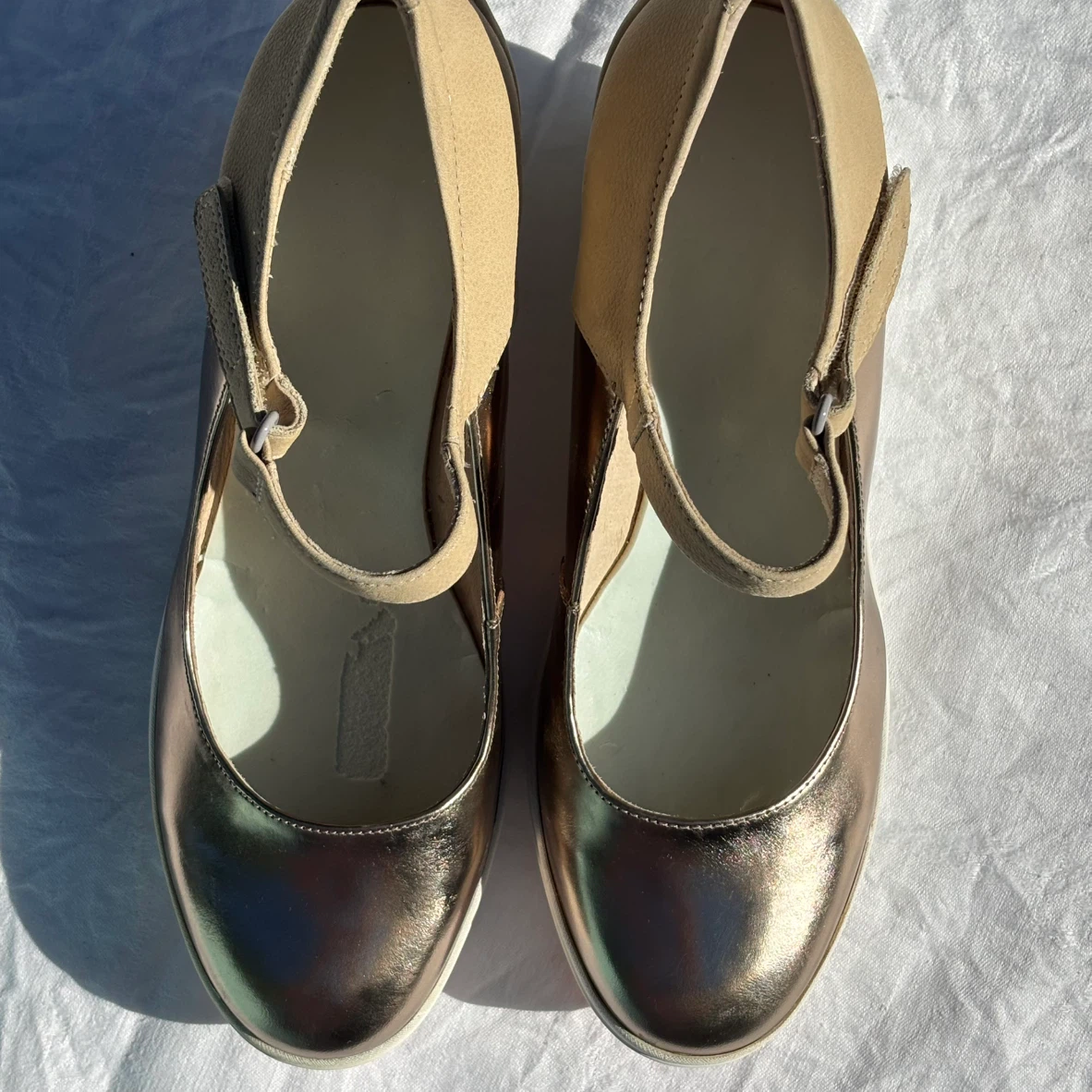 Tsubo size 8 Metallic gold Wedge Shoes