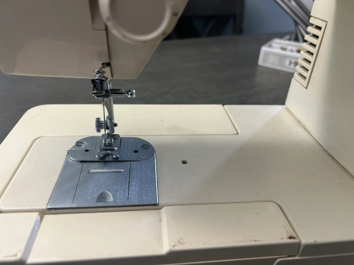 Singer Sewing Machine - photo 2