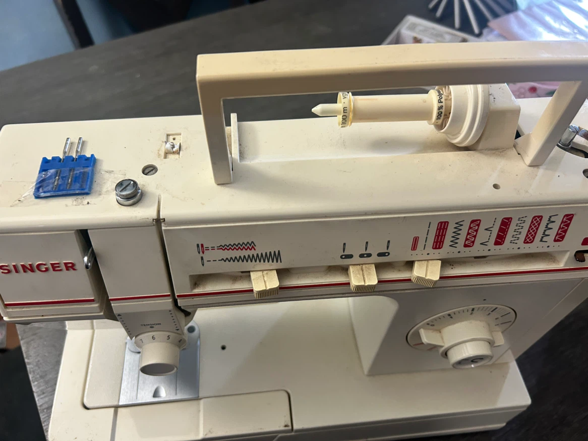 Singer Sewing Machine - photo 3