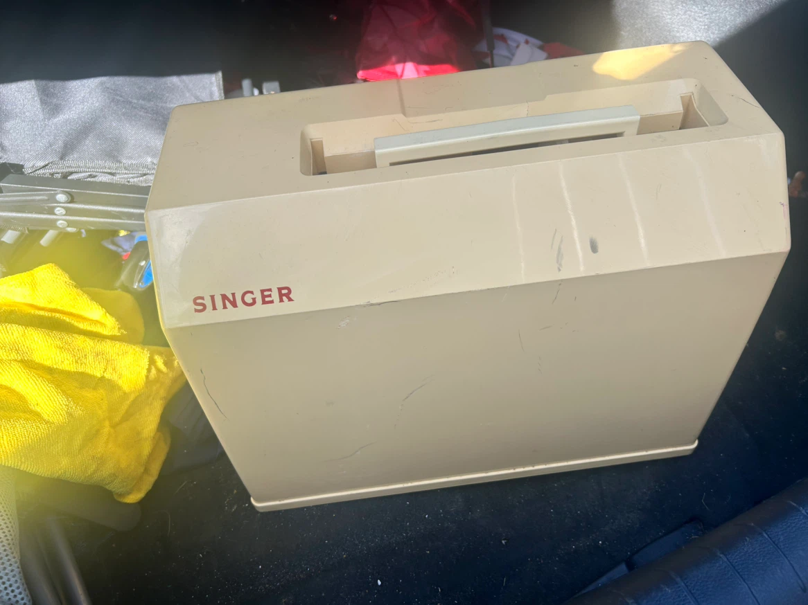 Singer Sewing Machine - photo 5