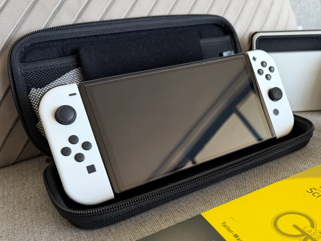 Nintendo Switch OLED - Like New - photo 2