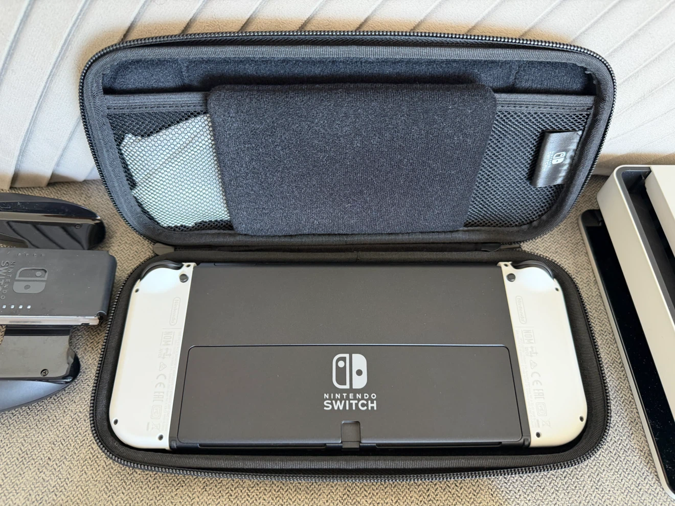 Nintendo Switch OLED - Like New - photo 3