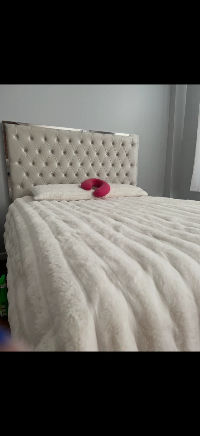 Tufted Upholstered Queen Headboard - photo 2