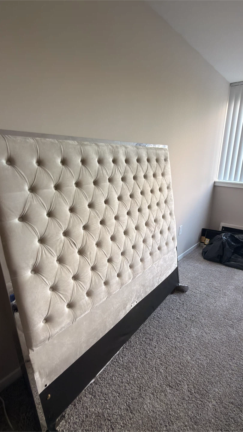 Tufted Upholstered Queen Headboard - photo 3