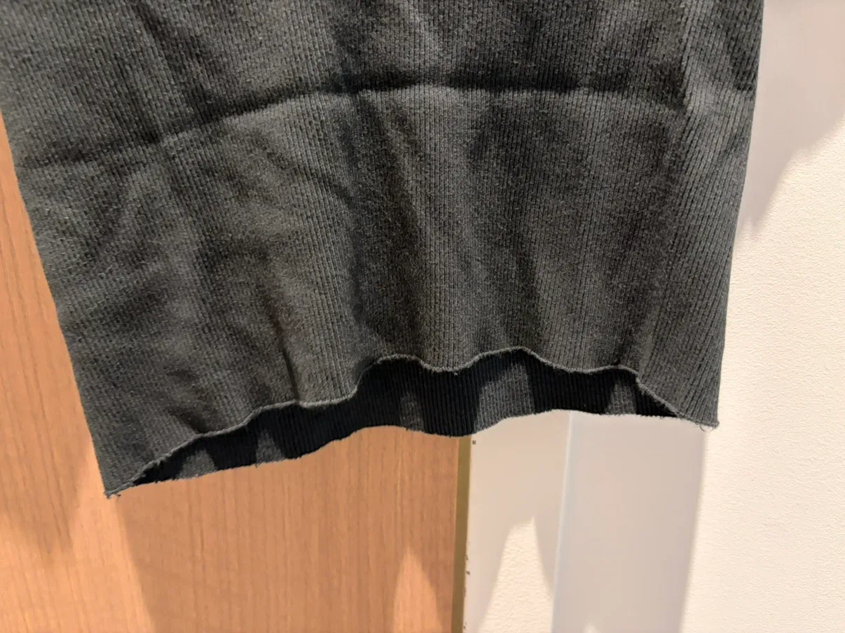 Rare Brandy Melville Ribbed V-Neck Top - photo 4