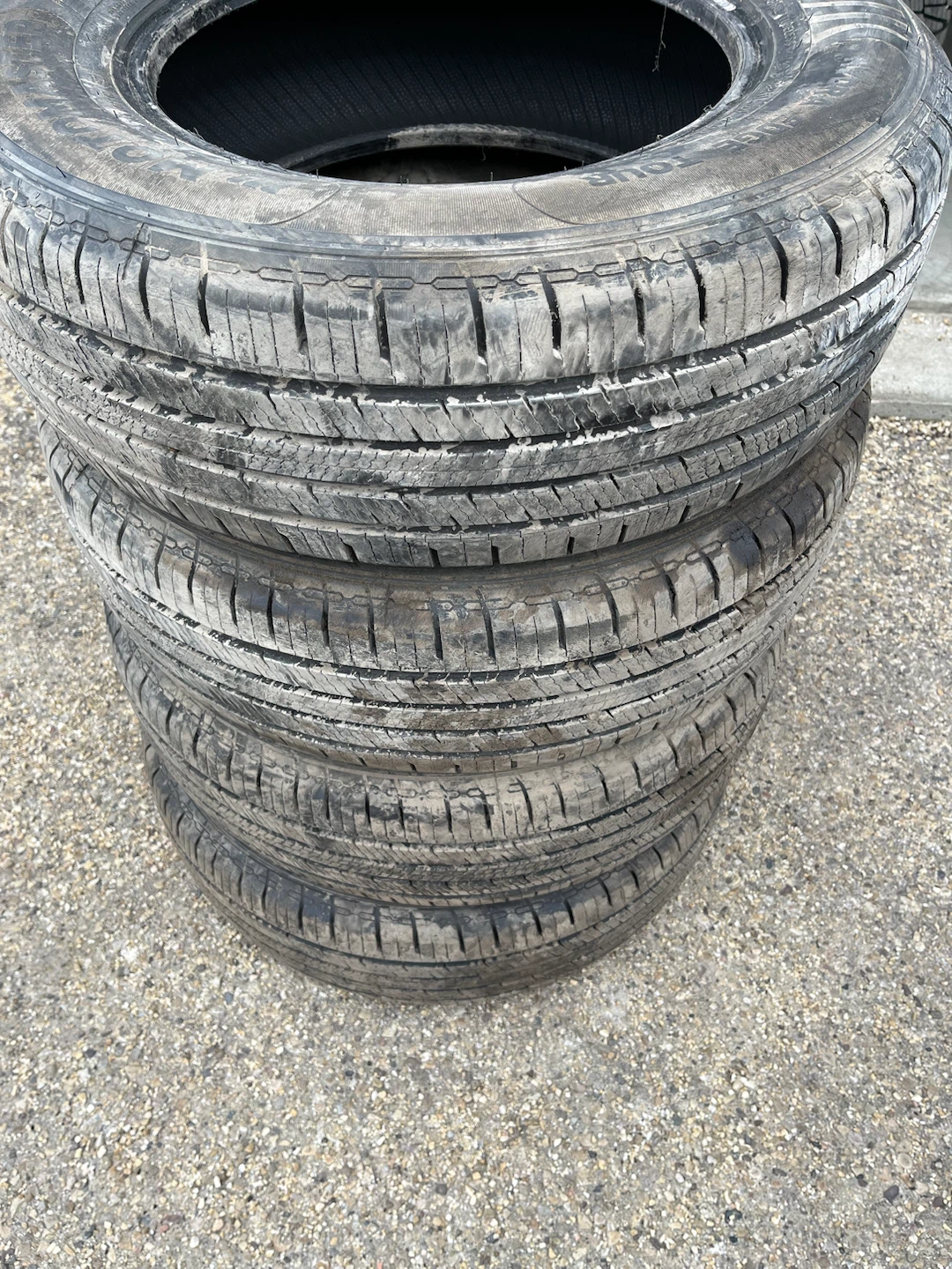 215/70R16 Motomaster Hydra Edge Tour