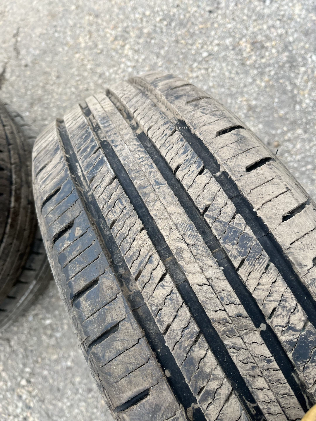 215/70R16 Motomaster Hydra Edge Tour - photo 4