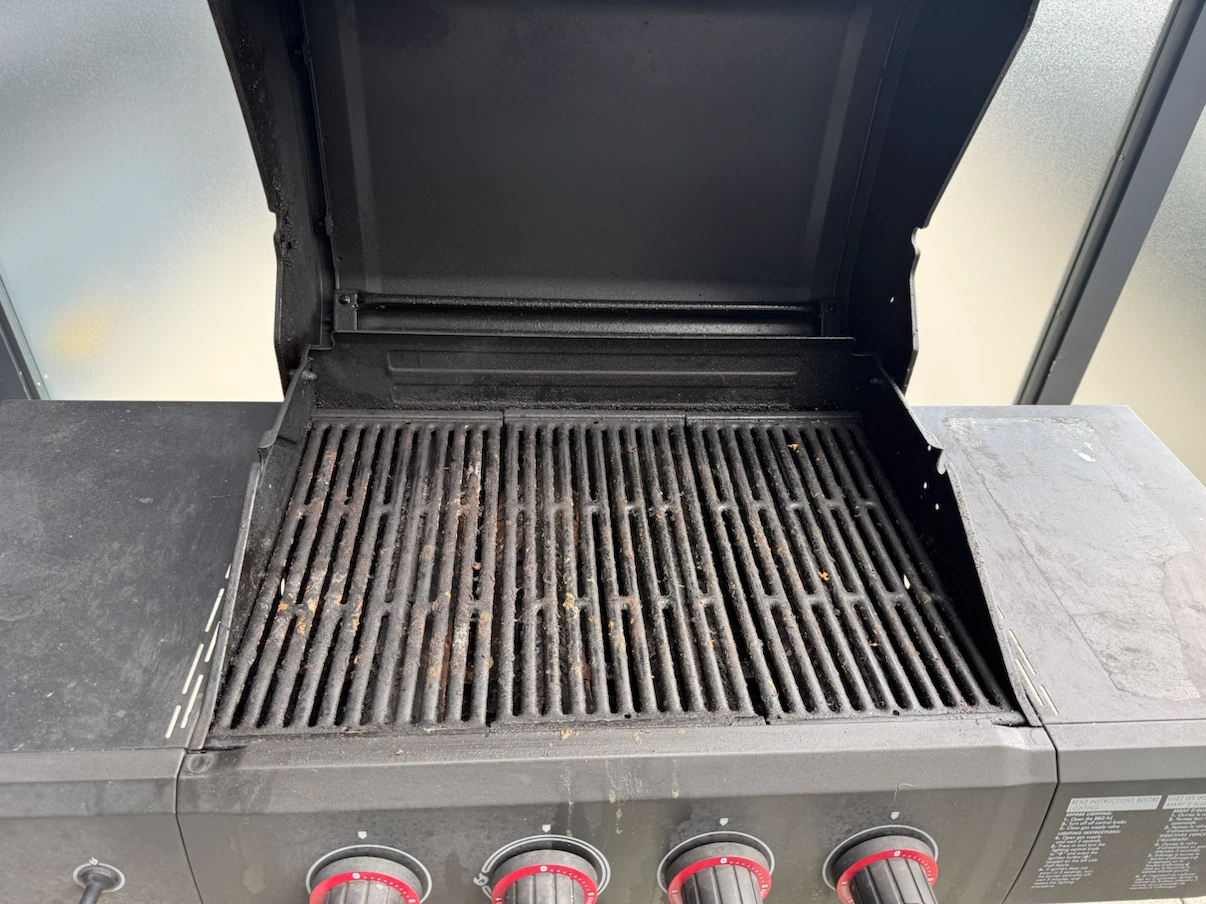 Master Chef 4-Burner Propane BBQ with Tank - photo 2