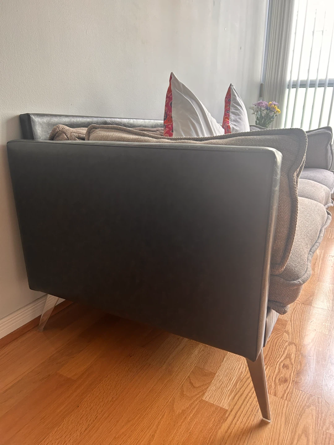 Modern Three-Seater Couch - photo 5