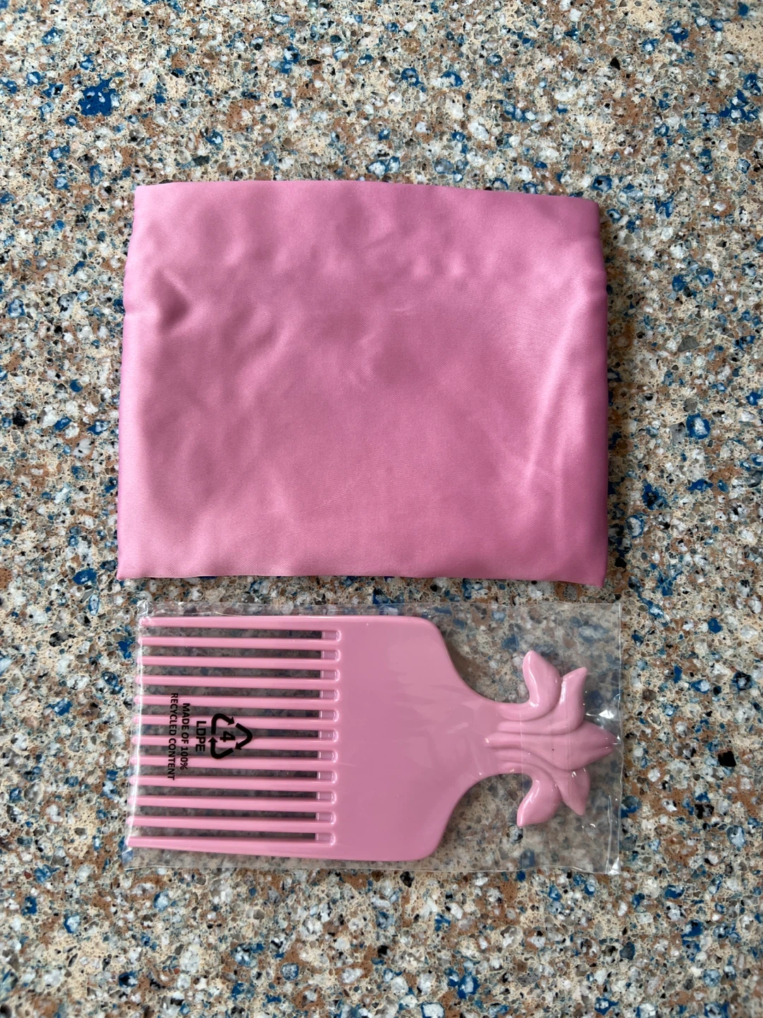 Gucci Beauty Pink Comb and Pouch Set - photo 2