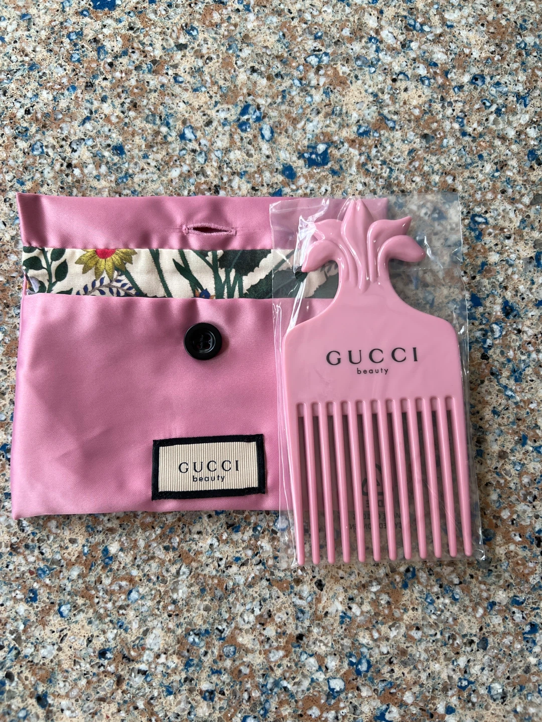 Gucci Beauty Pink Comb and Pouch Set - photo 3