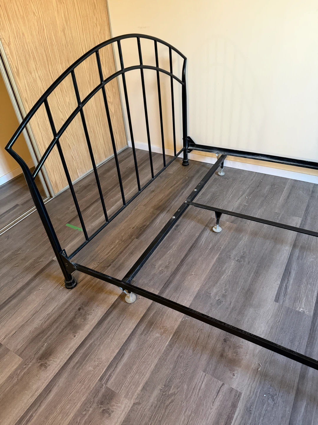 Queen size bed frame - photo 3