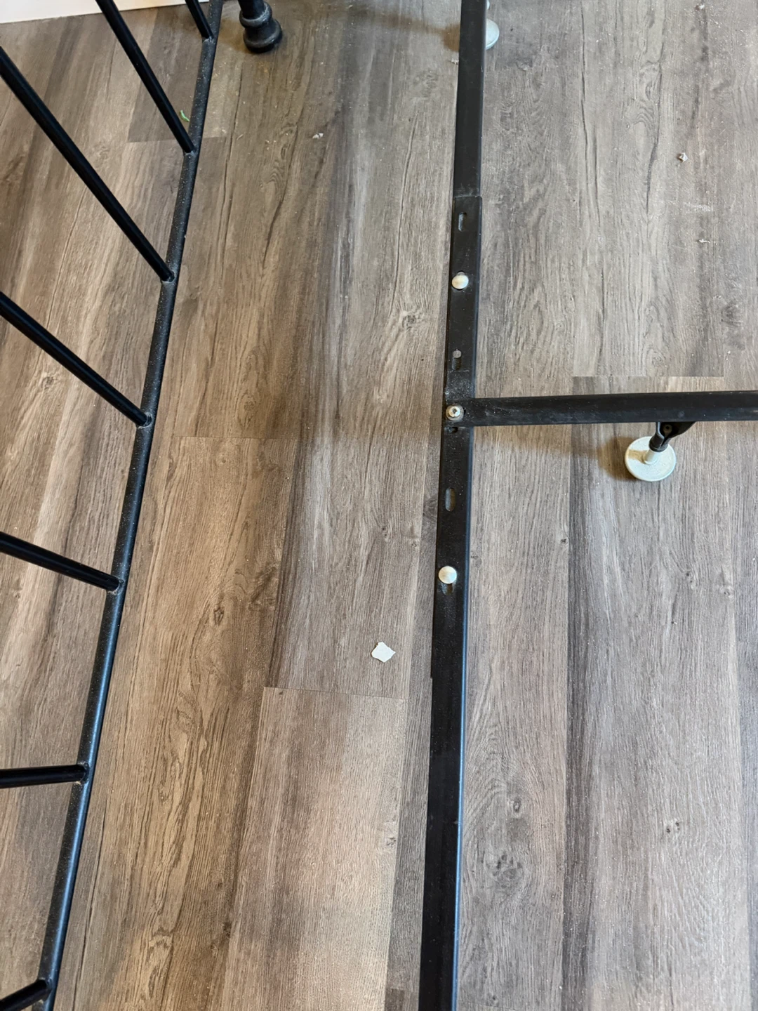Queen size bed frame - photo 5