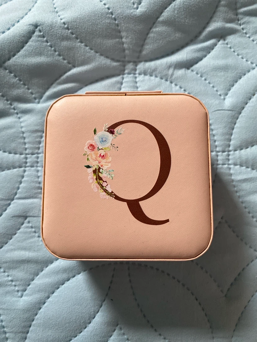 Initial “Q” Mini Travel Jewelry Case
