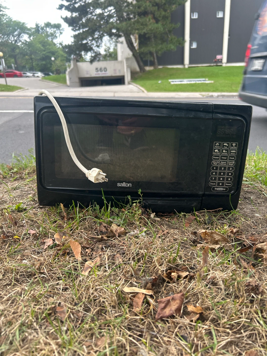 Salton Microwave Oven - photo 2