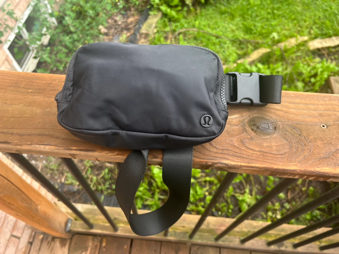 Like new Lululemon Everywhere Belt Bag Black