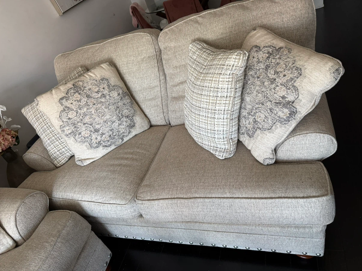 Tow sofa loves sofa  used good