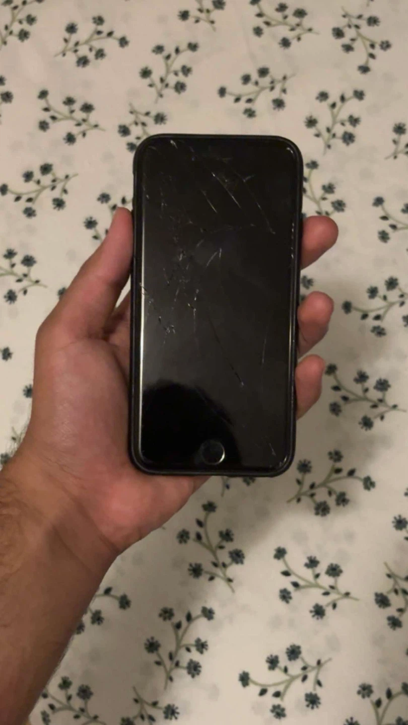 Apple iPhone 7 Cracked Screen - photo 2