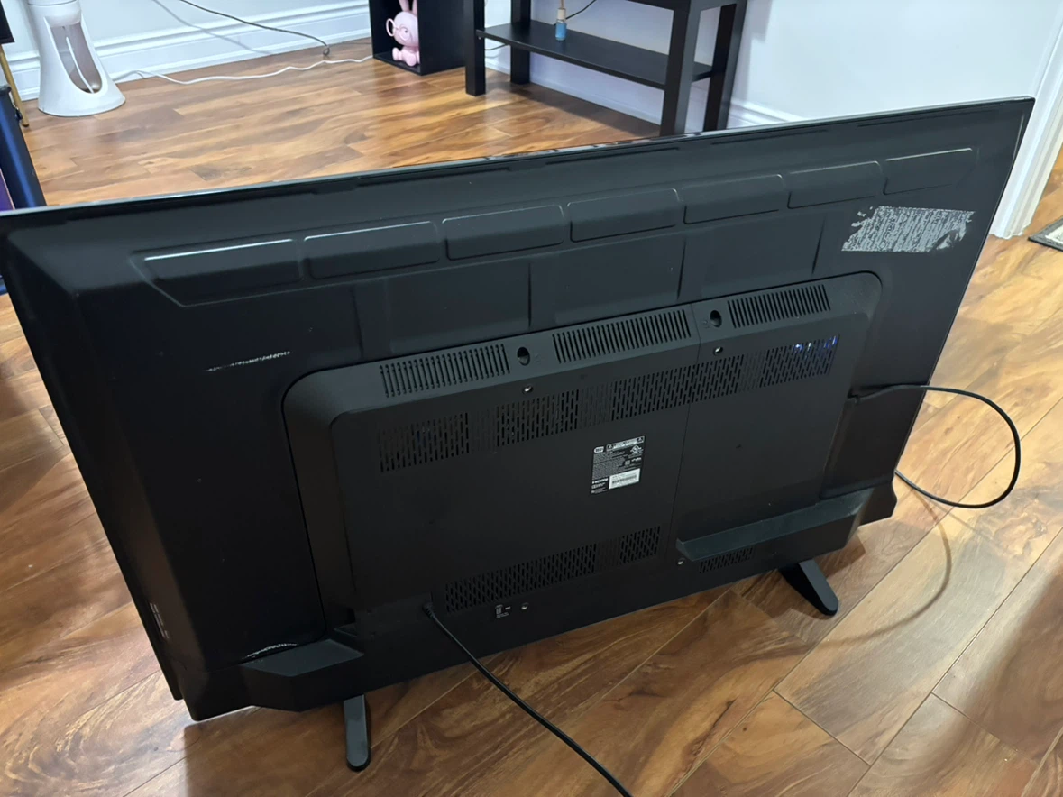 Toshiba 43-inch LCD TV - photo 3