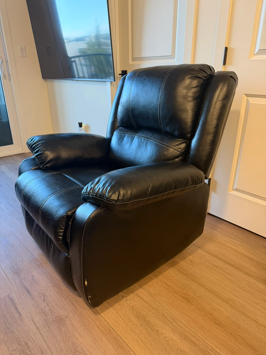 Black Reclining Armchair - photo 2