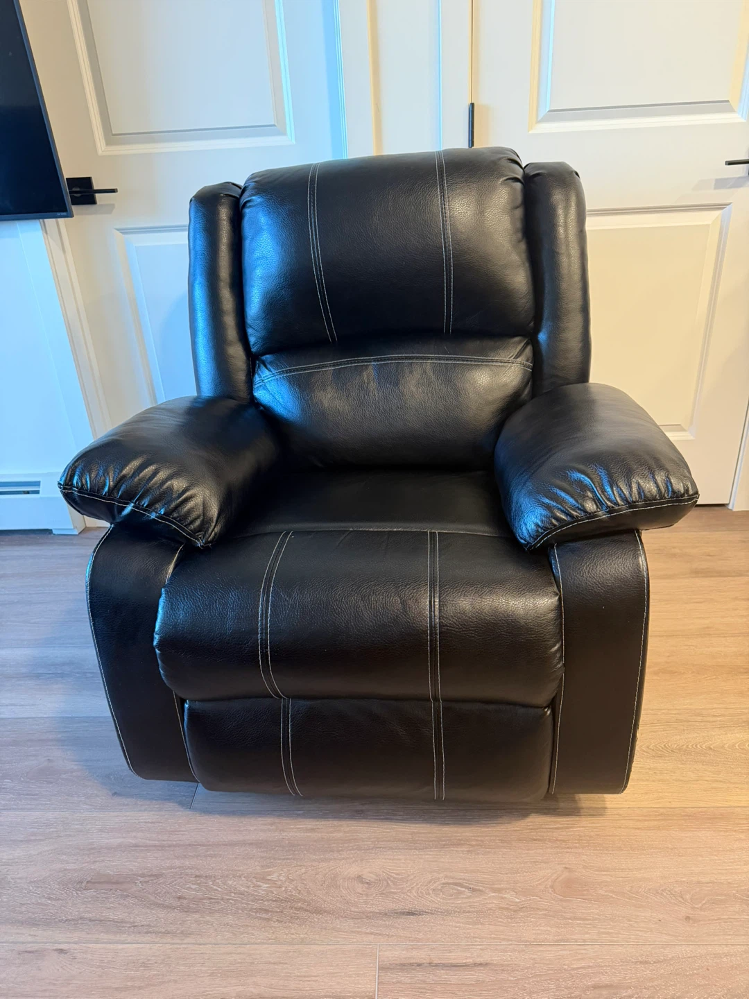 Black Reclining Armchair - photo 3