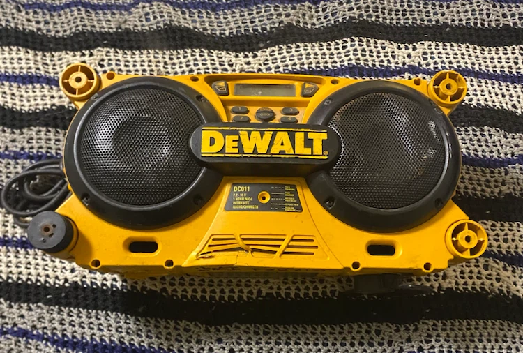 DeWalt DC011 Worksite Radio and Charger