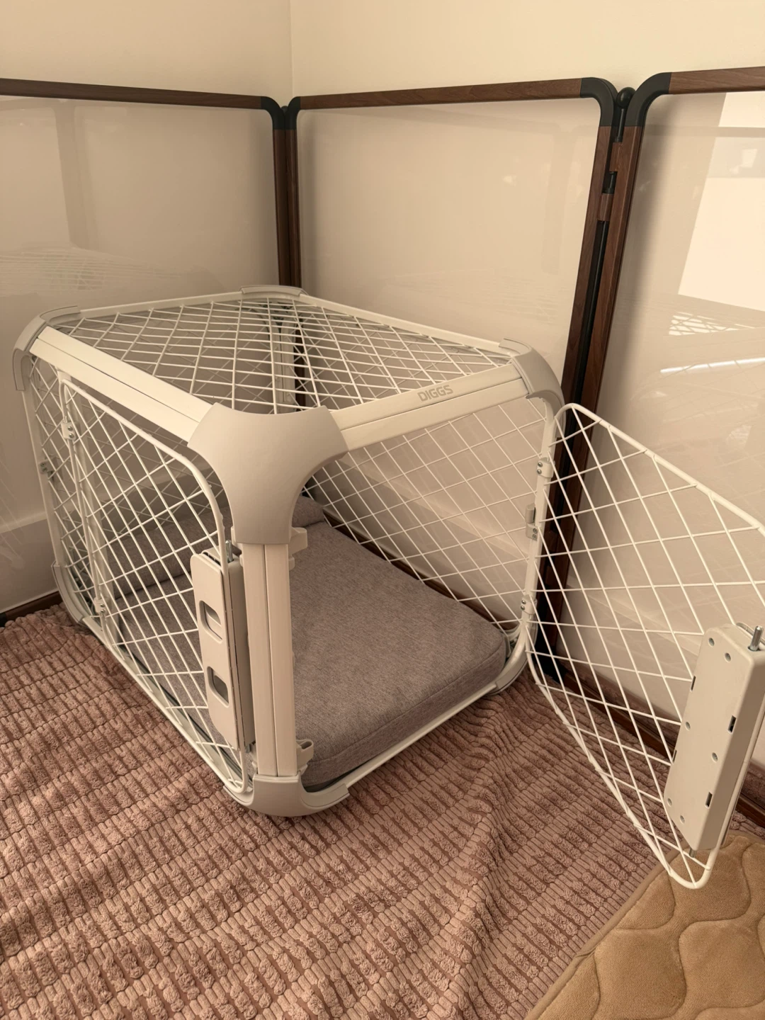 Diggs Evolv Dog Crate t+ Divider + Bed (small)