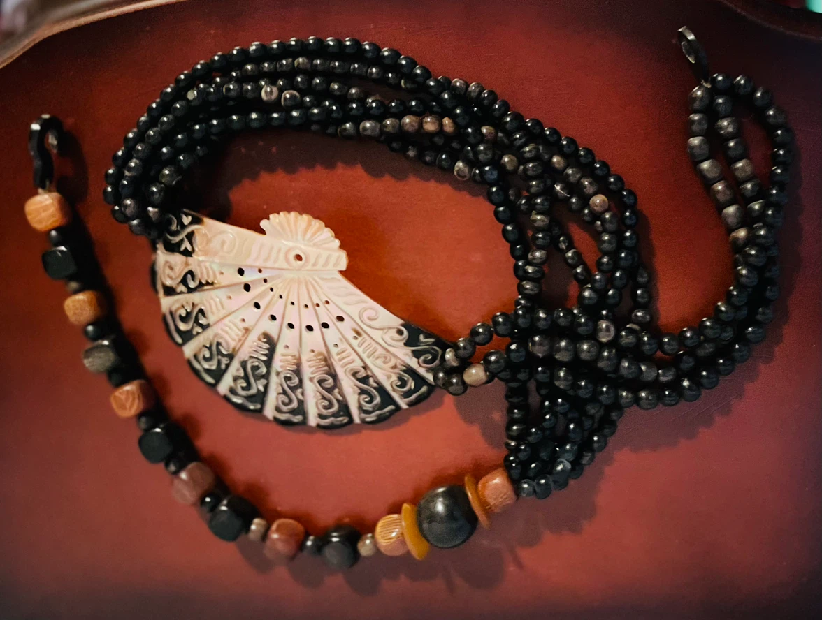 Vintage mother of pearl fan pendant necklace - photo 3
