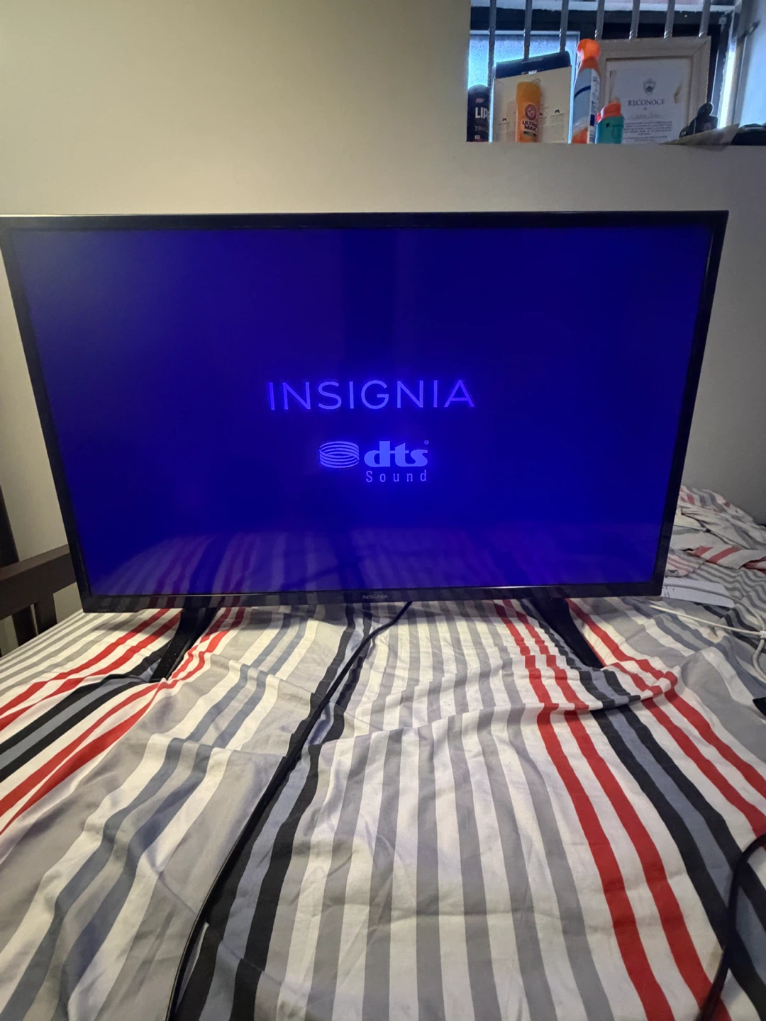Insignia 40.5-inch LED TV - photo 2