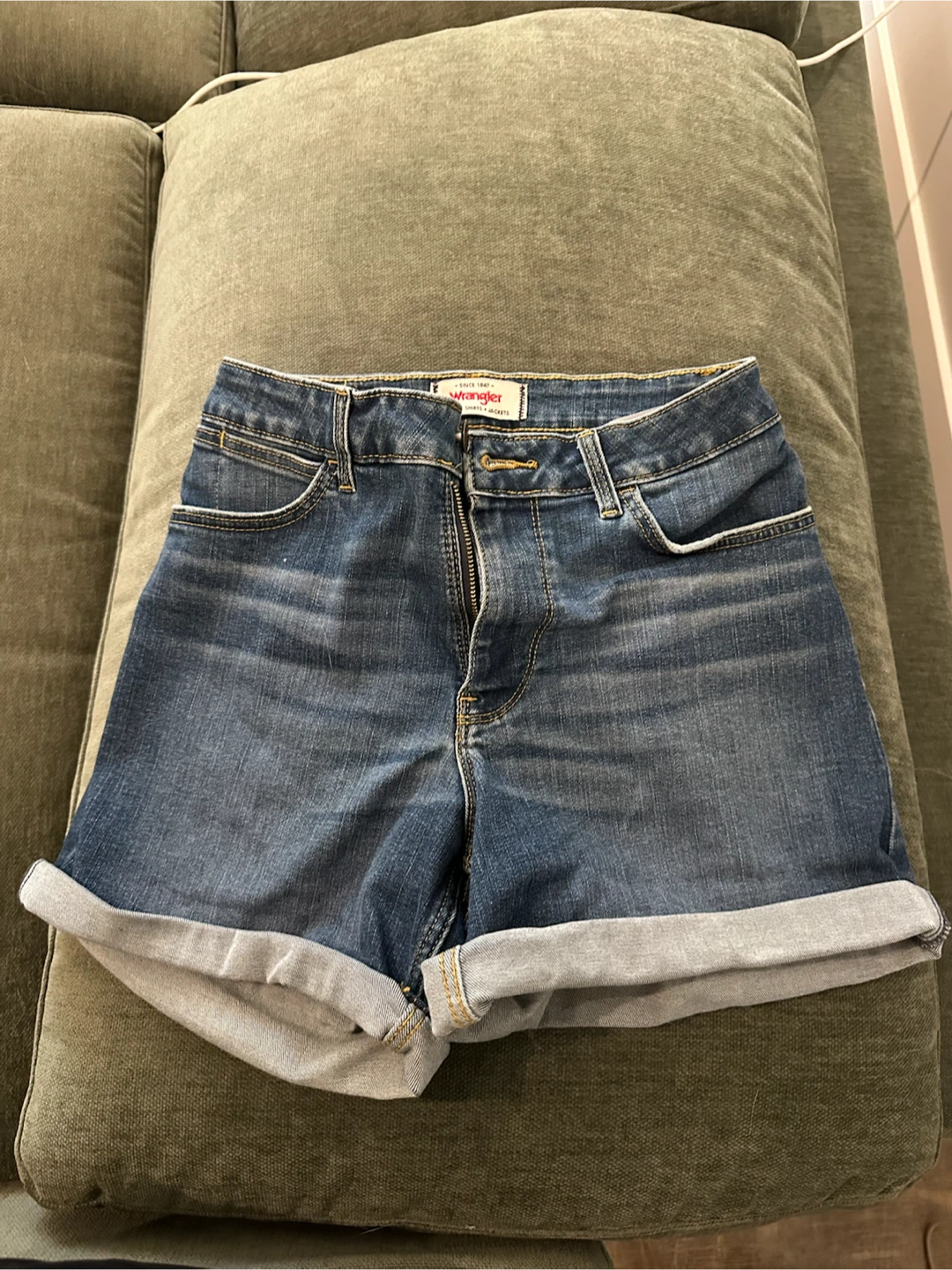 Wrangler 4" Rolled Denim Shorts Size 34