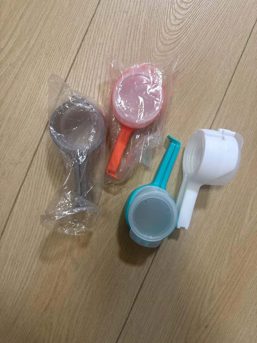 Set of 4 Bag Sealing Clips with Pouring Spout