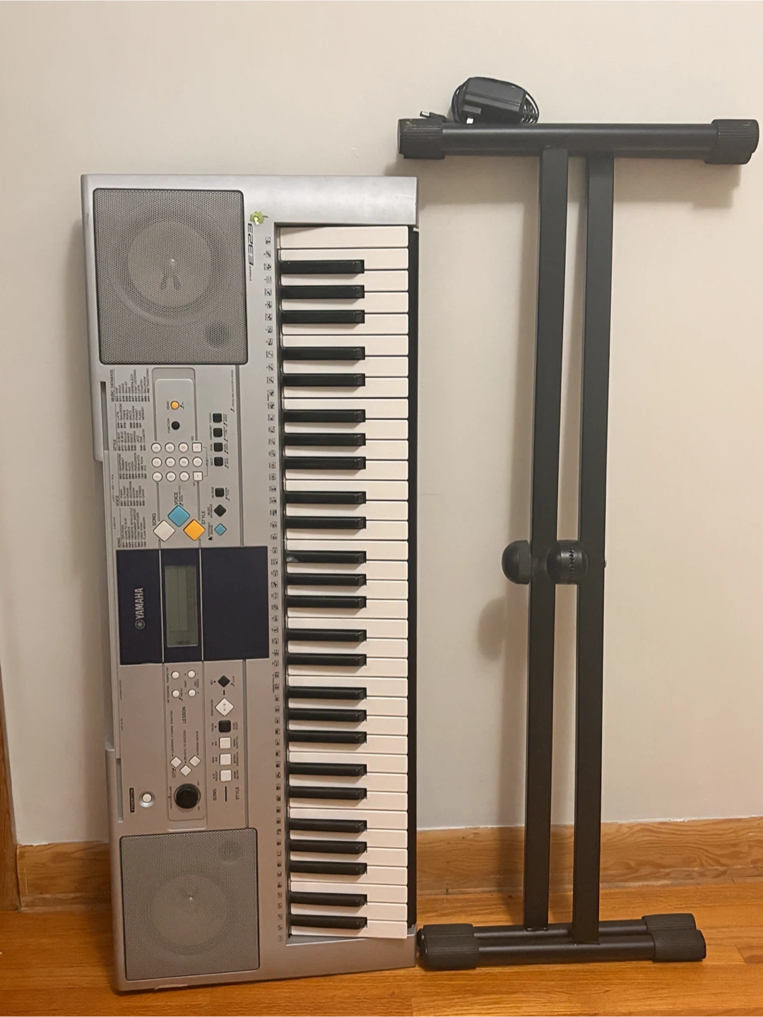 Yamaha PSR-E323 Portable Keyboard with Stand