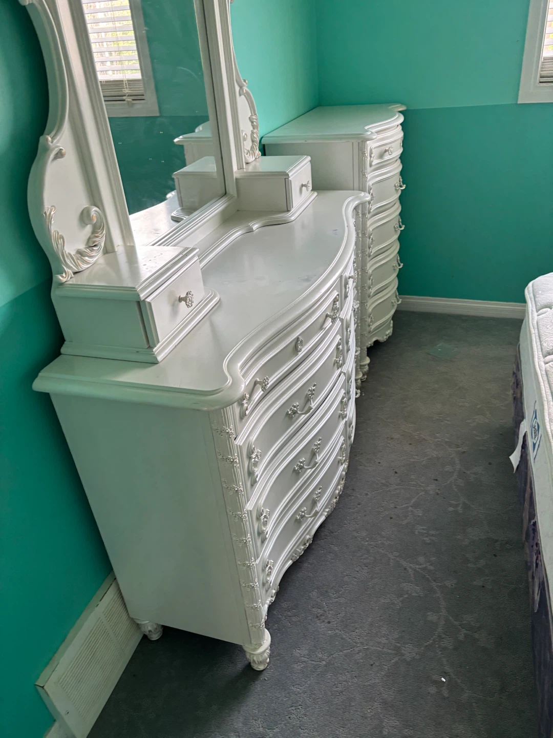 White ornate bedroom furniture set - photo 2