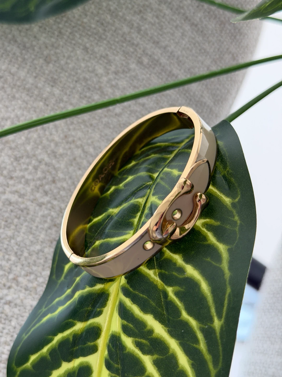 Coach gold-tone and enamel hinge bangle - photo 5