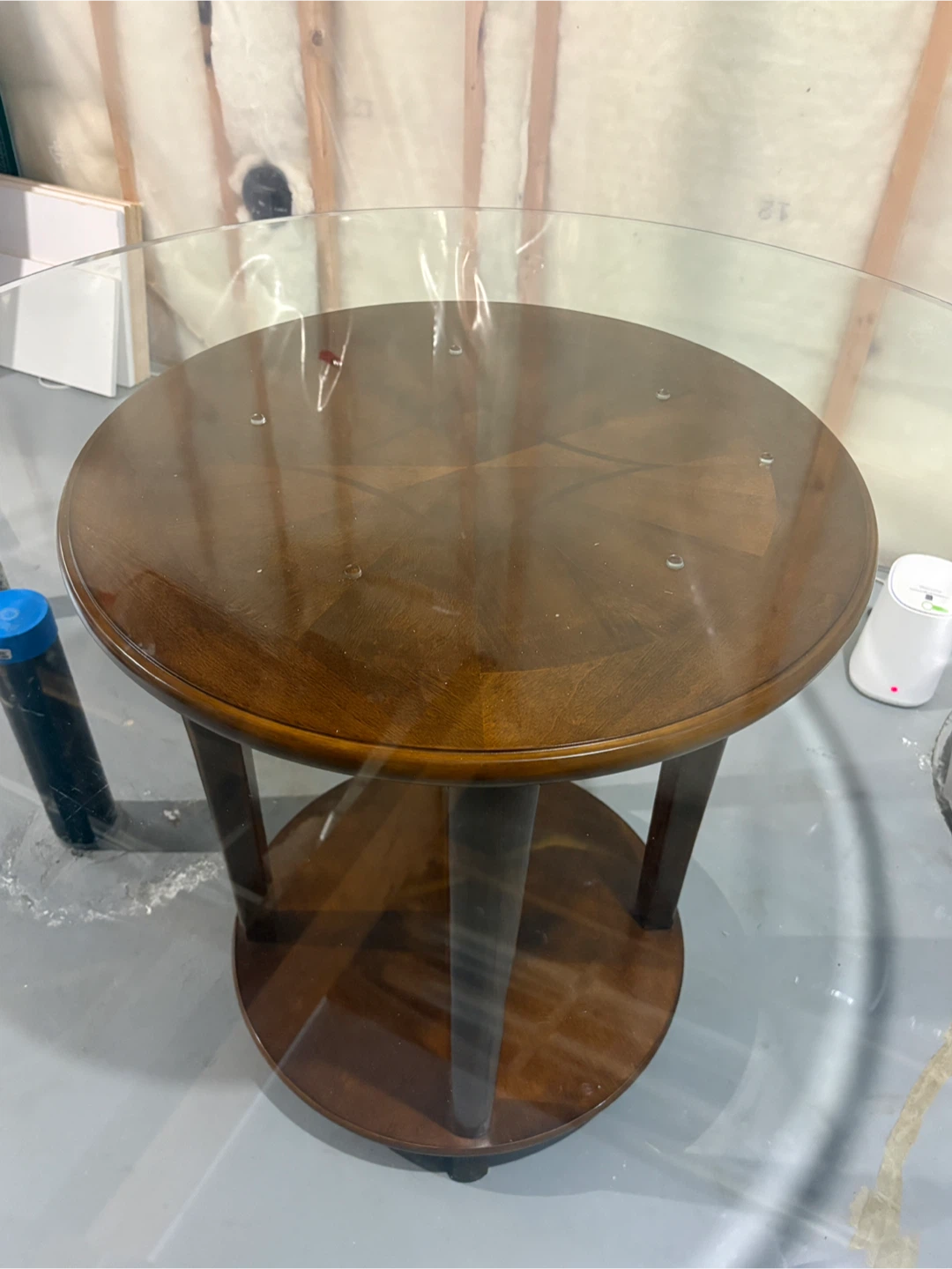 Round wooden side table with glass top - photo 3