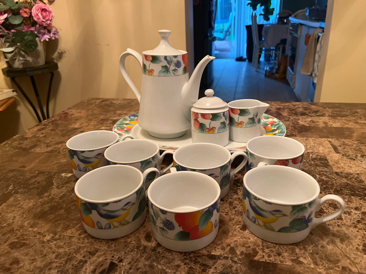 Vintage Lynn's Fine China Waterberry Set